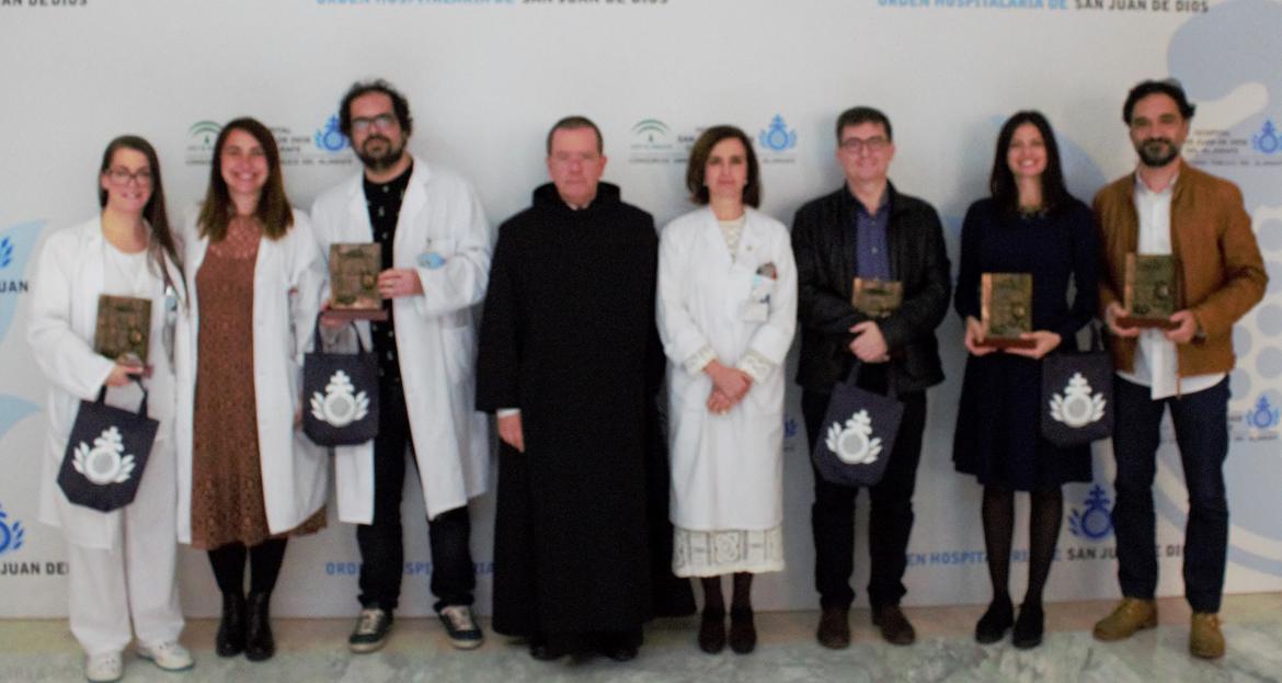 Los premiados posan junto al Superior y la Directora Gerente del centro.