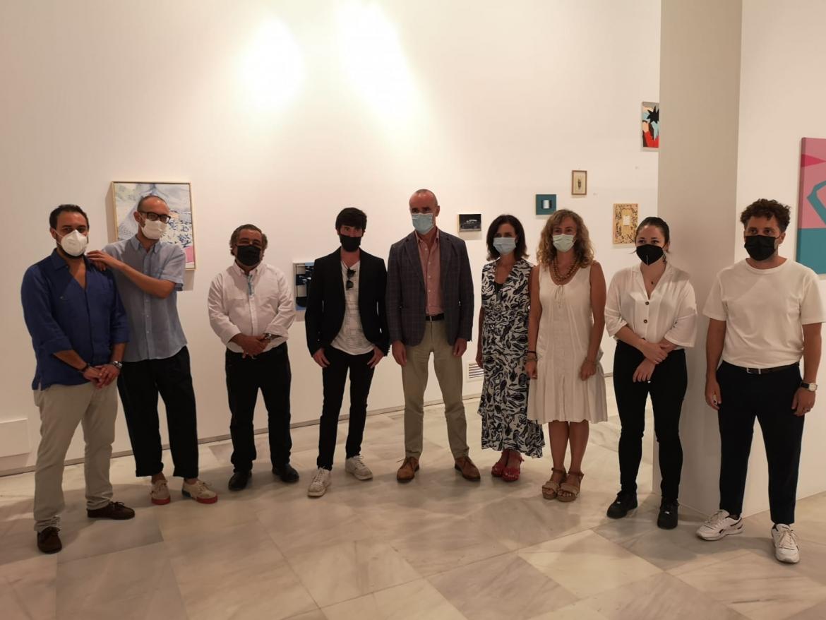 El delegado de cultura antonio muñoz junto a la gerente del hospital y un grupo de artistas.