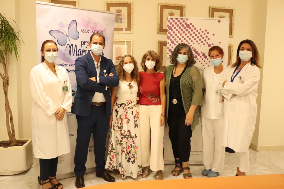 El director gerente y la dirección asistencial del hospital junto a la presidenta y colaboradoras de Proyecto Mariposa