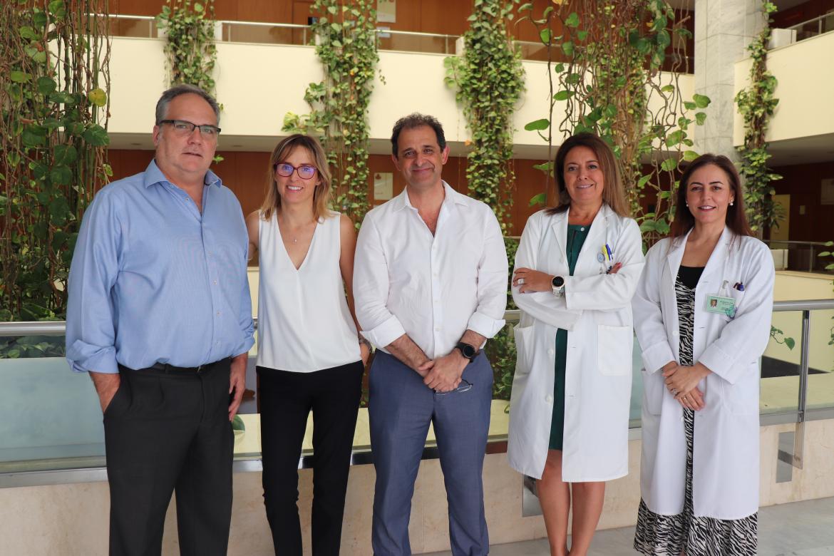 Directivos del centro y el jefe de urología junto a la responsable de oncología del HUVR.