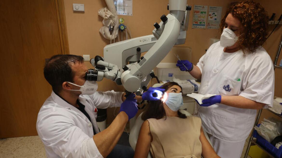 Exploración de paciente en la consulta de ORL. Foto José Ángel García (Diario de Sevilla)